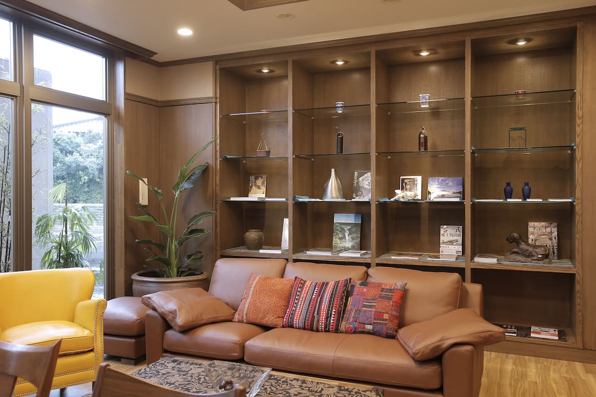 flat-screen tv, pay films