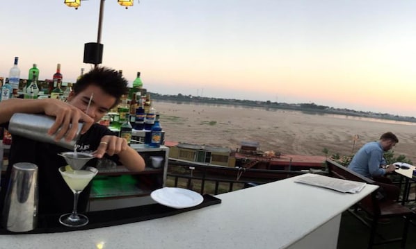 Bar (on property) - Suksavanh River Hotel (Vientiane)