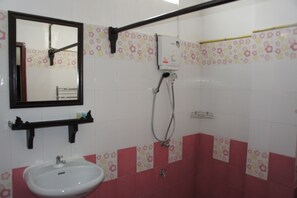 Standard Twin Room | Bathroom | Shower, free toiletries, towels - Suksavanh River Hotel (Vientiane)