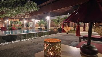 Outdoor pool, pool umbrellas, sun loungers
