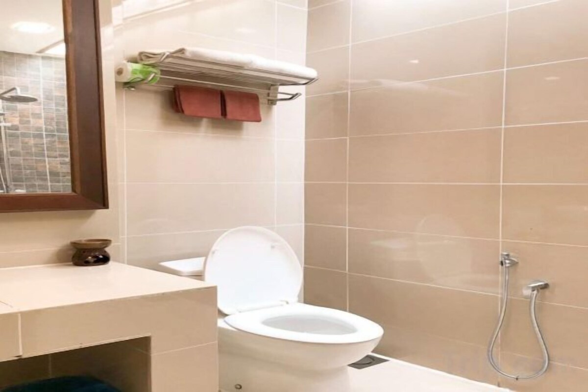 Bathroom | Free toiletries, slippers, towels