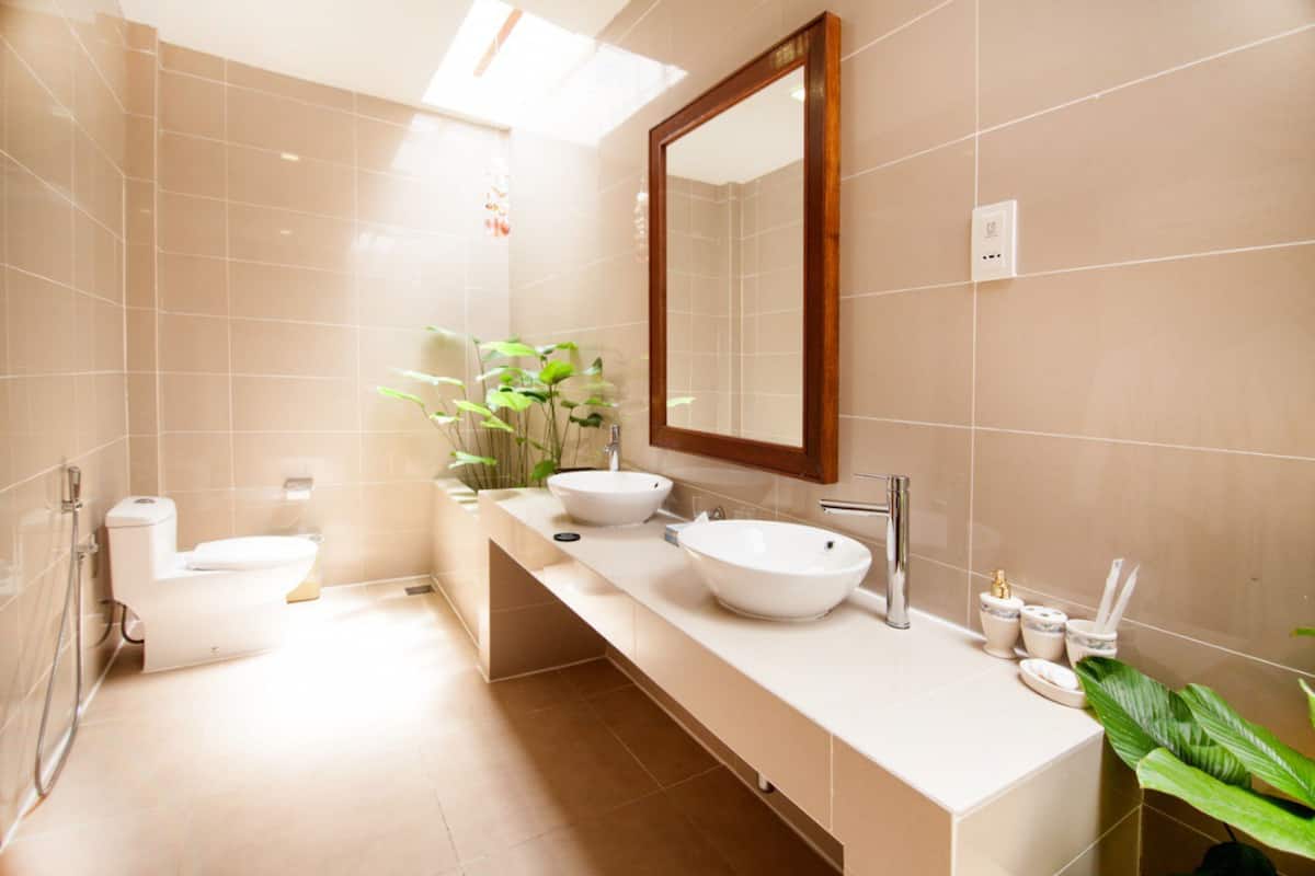 suite | bathroom | shower, free toiletries, towels