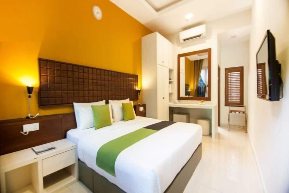 Minibar, laptop workspace, iron/ironing board, free WiFi