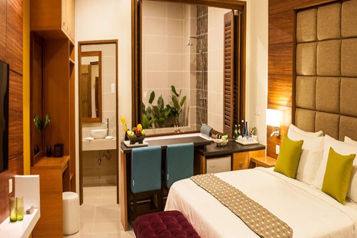 luxury suite | 1 bedroom, minibar, in-room safe, laptop workspace