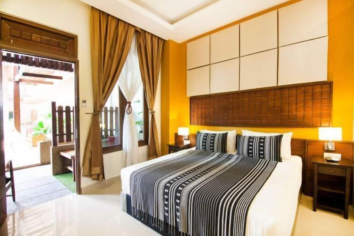 Minibar, laptop workspace, iron/ironing board, free WiFi