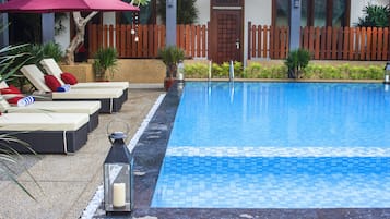 Utomhuspool, parasoller och solstolar