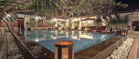 Piscine extérieure, parasols, chaises longues