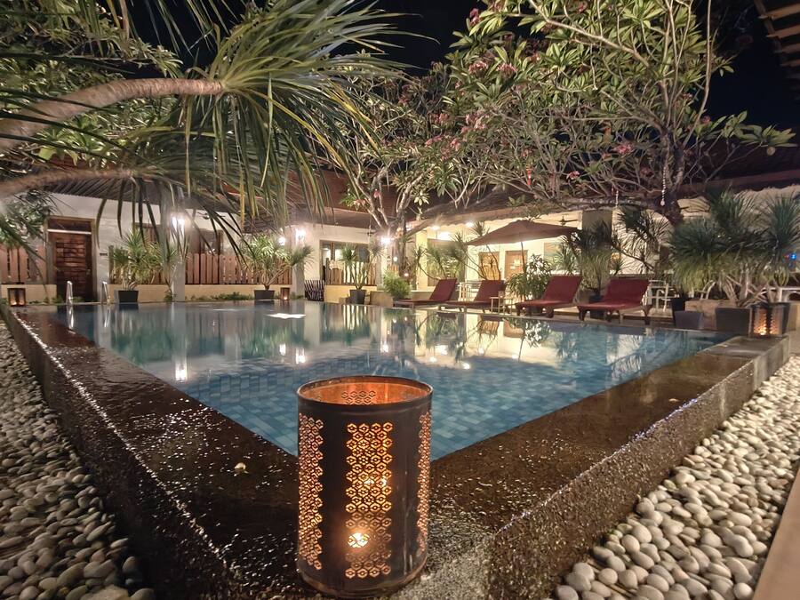 Outdoor pool, pool umbrellas, sun loungers