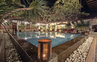 Szabadtéri medence, napernyők és napozóágyak