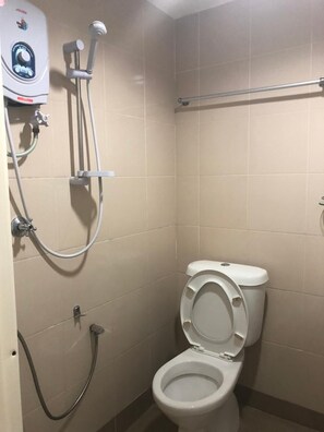 Buồng tắm vòi sen, đồ dùng nhà tắm miễn phí, máy sấy tóc