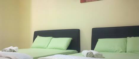 Bügeleisen/Bügelbrett, Zustellbetten, kostenloses WLAN