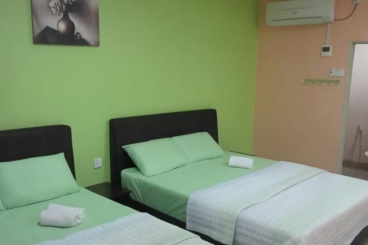 Iron/ironing board, rollaway beds, free WiFi