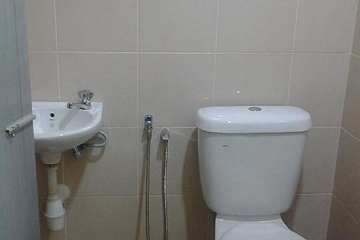 Shower, free toiletries, hair dryer, bidet