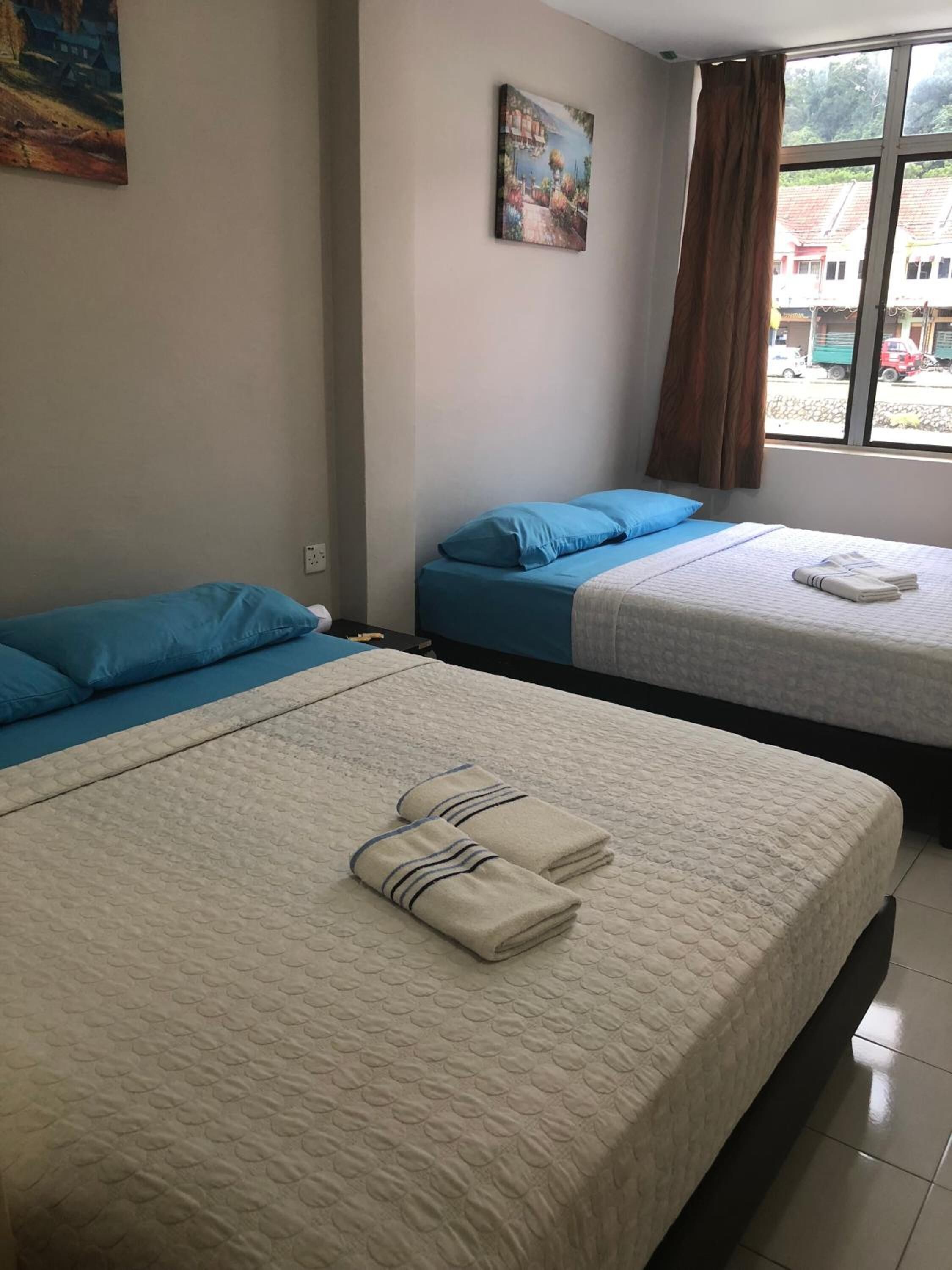 Iron/ironing board, rollaway beds, free WiFi