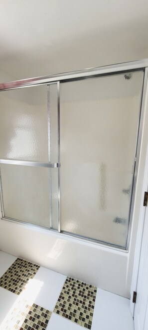 Deluxe Room | Bathroom | Towels - Sun and Surf Motel (Hampton)