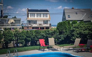 Una piscina al aire libre de temporada