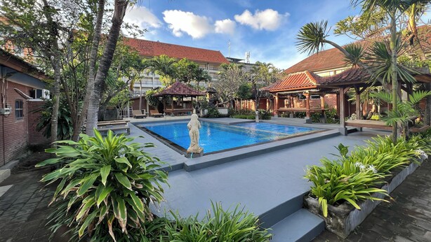 Kolam renang outdoor, dengan kursi berjemur