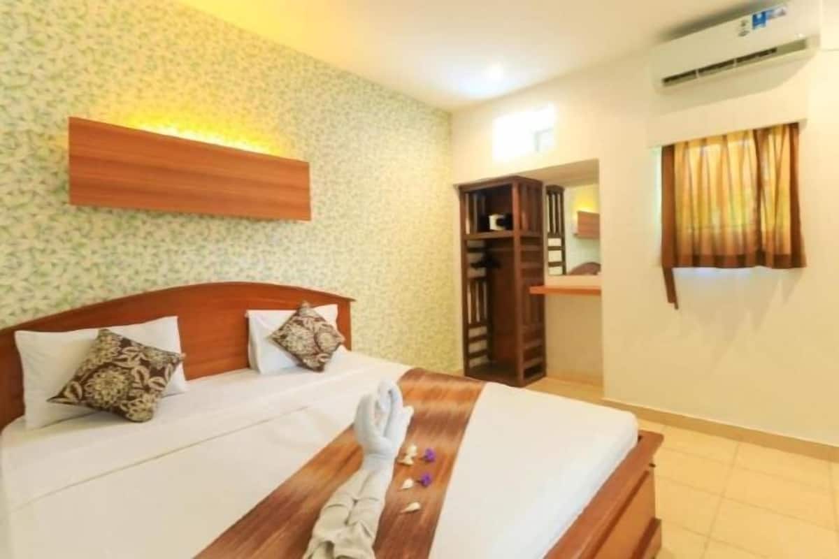 Desk, rollaway beds, free WiFi, bed sheets