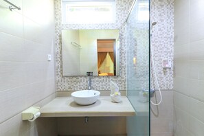 Kamar Superior | Kamar mandi | Shower, perlengkapan mandi gratis,  dan handuk