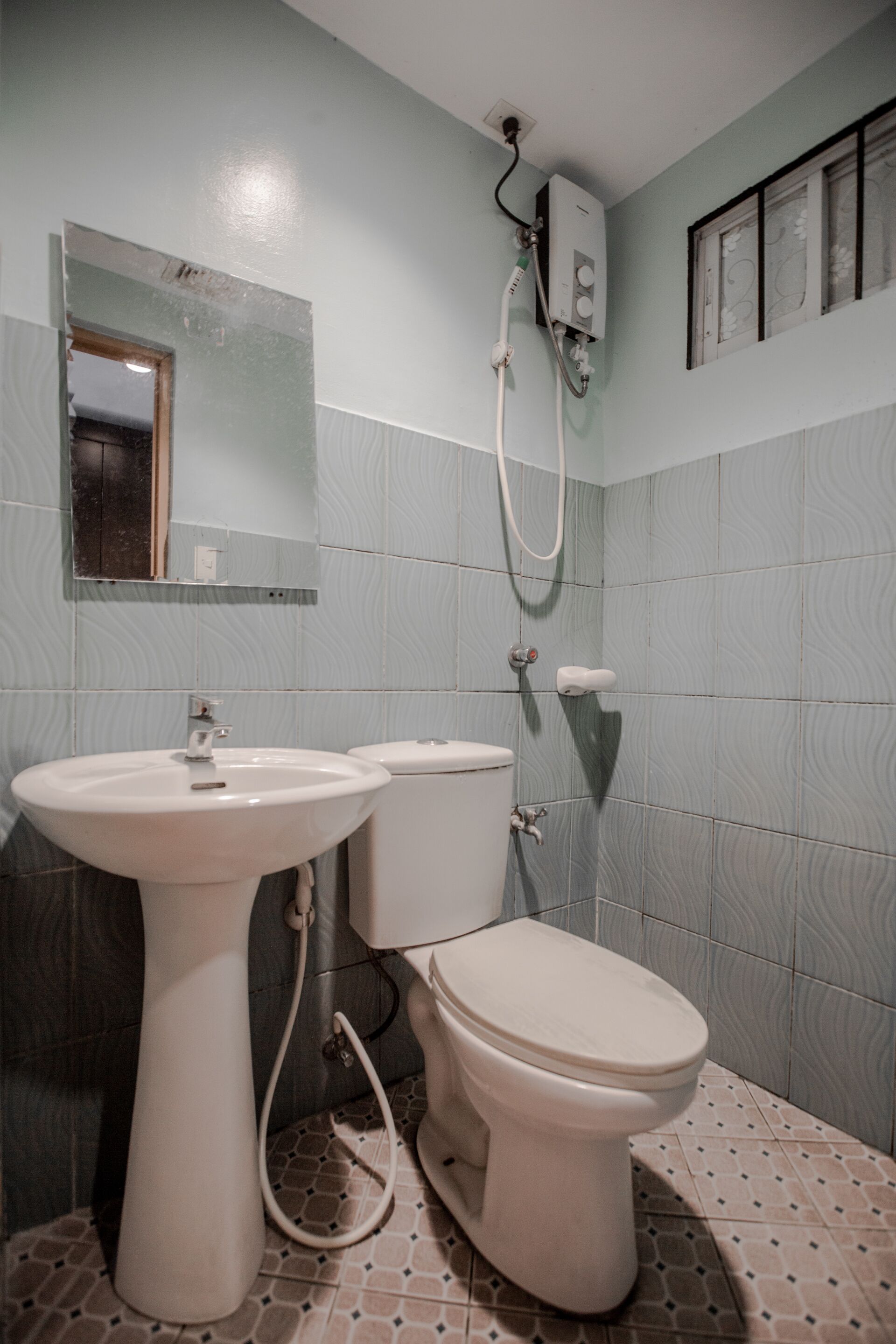 Familie studio suite | Badkamer | Een douche, gratis toiletartikelen, een bidet, handdoeken