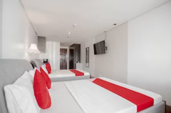 Suite estudio familiar | Escritorio, tabla de planchar con plancha, wifi gratis y ropa de cama