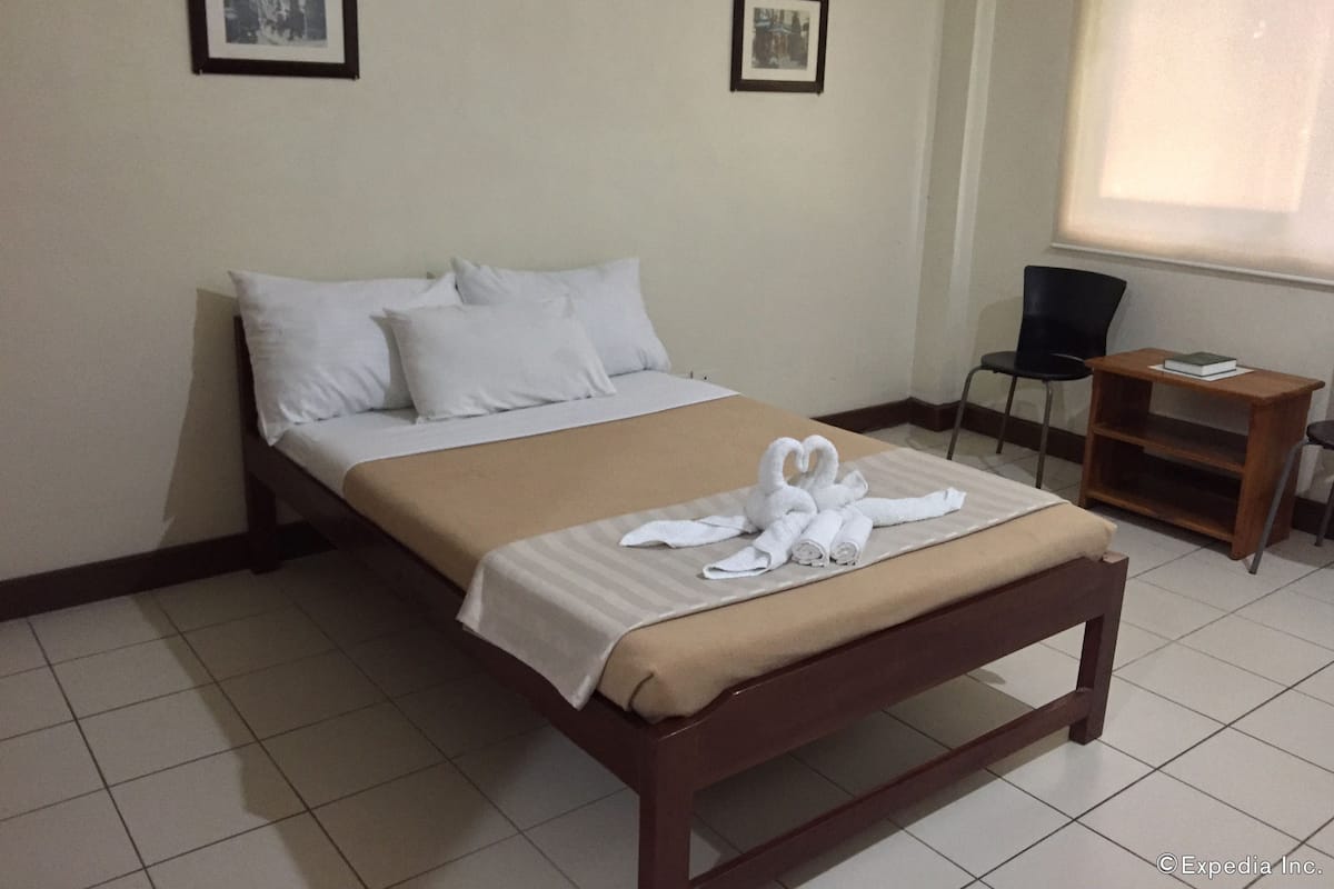 Habitación familiar | Escritorio, camas supletorias, wifi gratis y ropa de cama