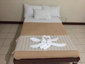 Matrimonial Room | Desk, rollaway beds, free WiFi, bed sheets - El Haciendero Private Hotel (Iloilo)