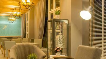 Se sirven desayunos y cocina tailandesa