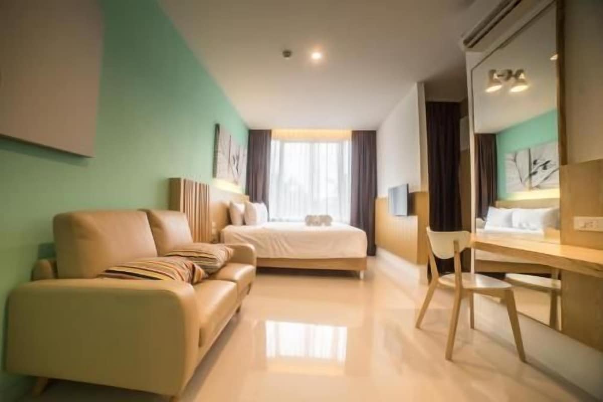 Minibar, cortinas opacas, wifi gratis y ropa de cama