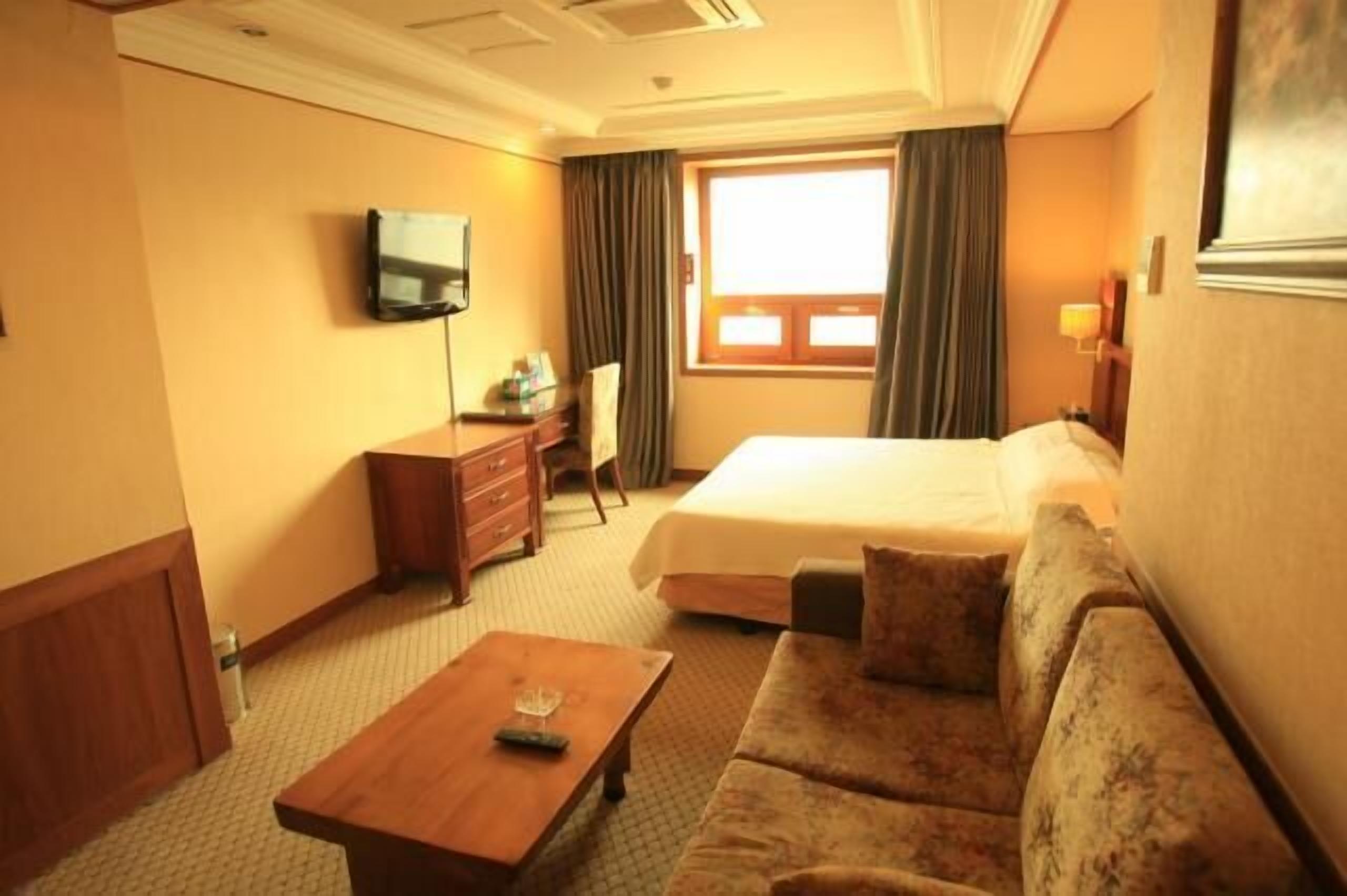 Hochwertige Bettwaren, Schreibtisch, Verdunkelungsvorhänge