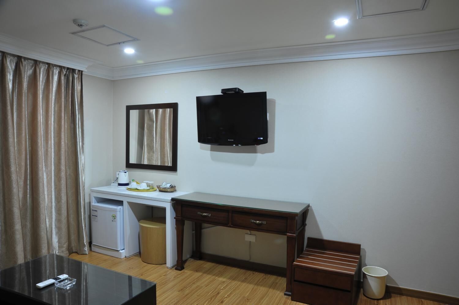 Premium bedding, desk, blackout drapes, free WiFi