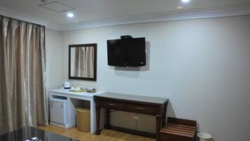 Premium bedding, desk, blackout drapes, free WiFi
