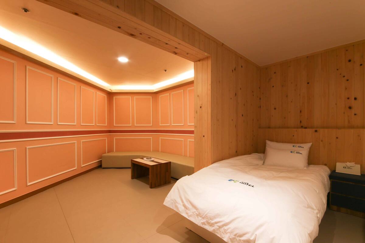 Family Room | Premium bedding, free WiFi