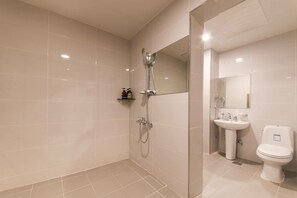 Family Room | Bathroom | Shower, free toiletries, slippers, towels