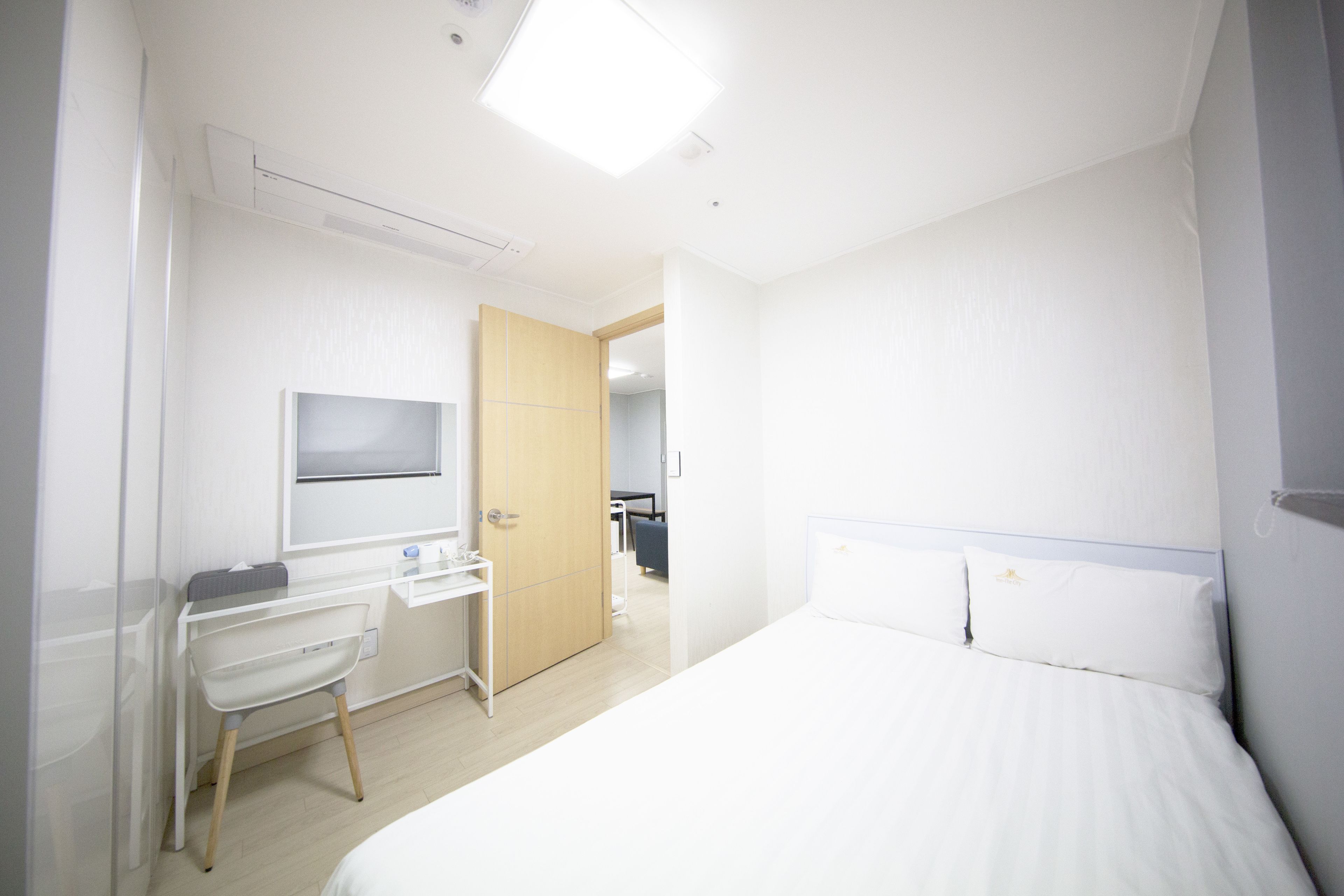 Quarto casal família (with Kitchen and Washing Machine) | Escrivaninha, Wi-Fi de cortesia