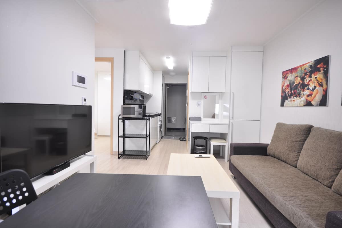 Familie-dobbeltværelse (with Kitchen and Washing Machine) | Opholdsområde | Tv