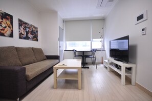 Kahden hengen perhehuone (with Kitchen and Washing Machine) | Oleskelualue | Televisio