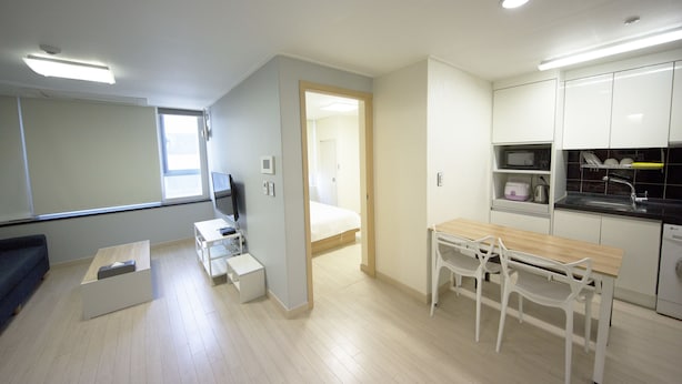 Familiesuite (with Kitchen and Washing Machine) | Oppholdsområde | TV