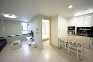 Familien-Suite (with Kitchen and Washing Machine) | Wohnbereich | Fernseher