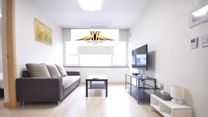 Familiesuite (with Kitchen and Washing Machine) | Oppholdsrom | TV