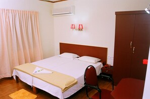 Desk, blackout drapes, bed sheets - Hotel Srinivas (Kanayannur)