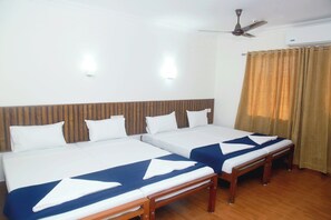 Escritorio, cortinas blackout y ropa de cama 