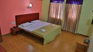 Bàn, màn/rèm cản sáng, bộ trải giường