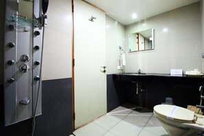 Basic-Doppel- oder -Zweibettzimmer | Badezimmer | Dusche, kostenlose Toilettenartikel, Handtücher