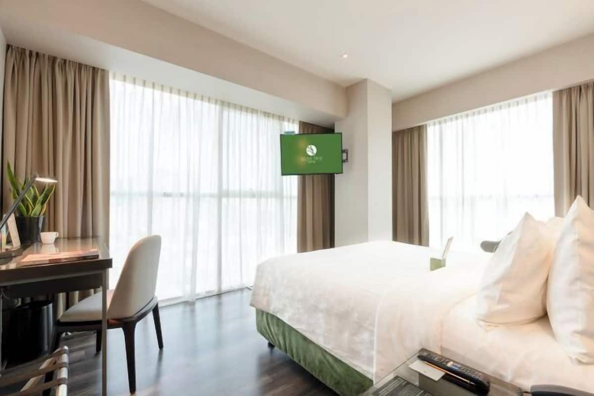 Premium bedding, in-room safe, desk, laptop workspace
