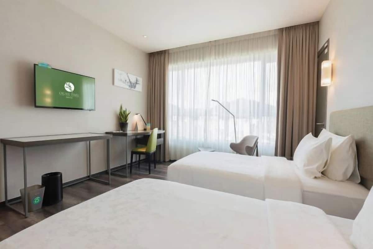 Premium bedding, in-room safe, desk, laptop workspace
