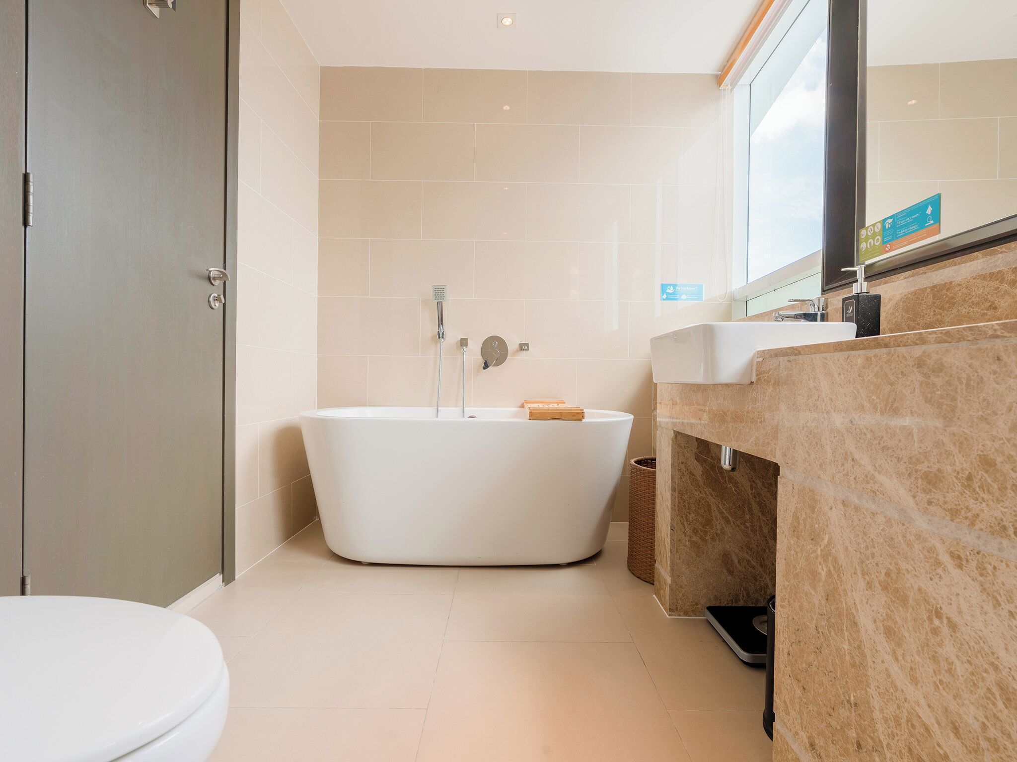 executive deluxe room | bathroom | free toiletries, hair dryer, slippers, bidet