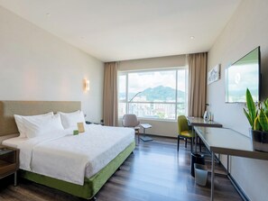 أغطية فراش متميزة وخزنة داخل الغرفة ومكتب ومساحة عمل للكمبيوتر المحمول