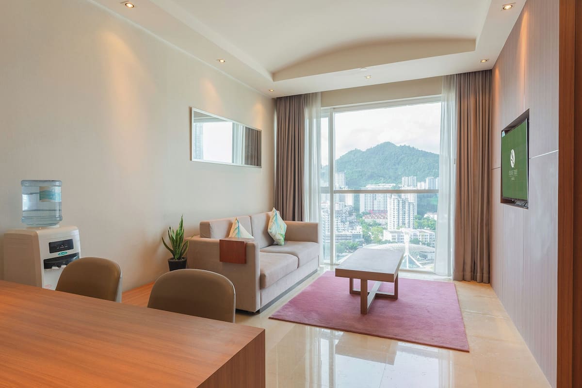 executive suite | premium bedding, in-room safe, desk, laptop workspace