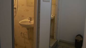 Ferienhaus, 3 Schlafzimmer (Europe Homestay) | Badezimmer | Dusche, kostenlose Toilettenartikel, Handtücher